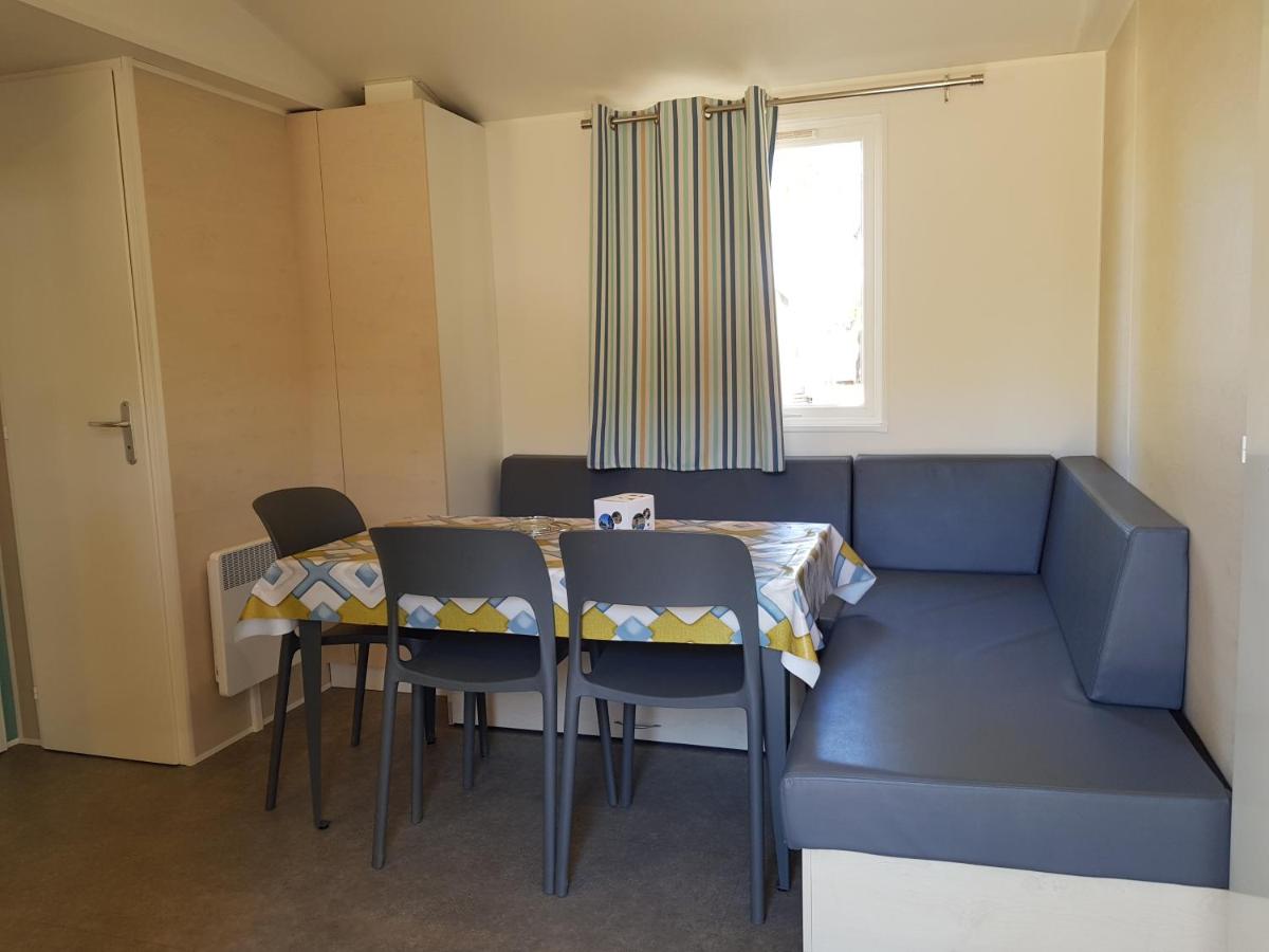 Coin salon dans l'établissement Camping La Pinède