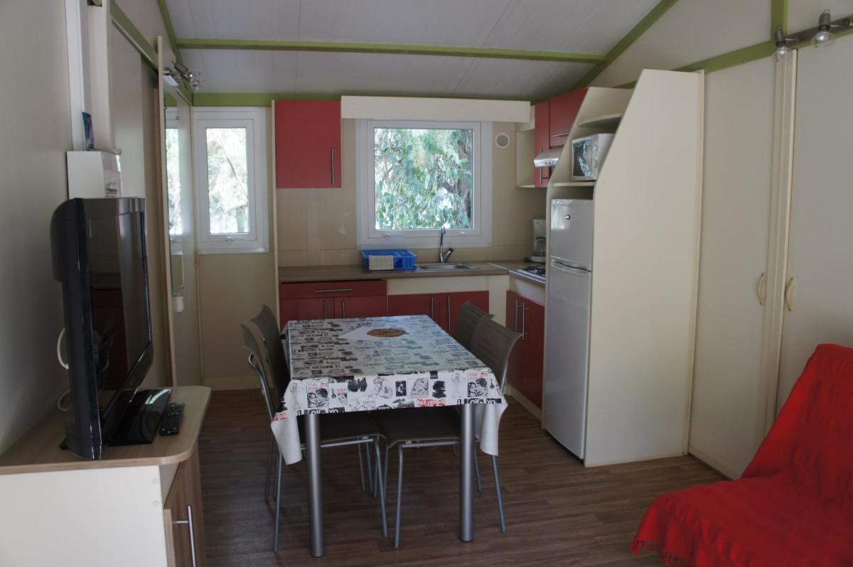 Cuisine ou kitchenette dans l'établissement Camping La Pinède