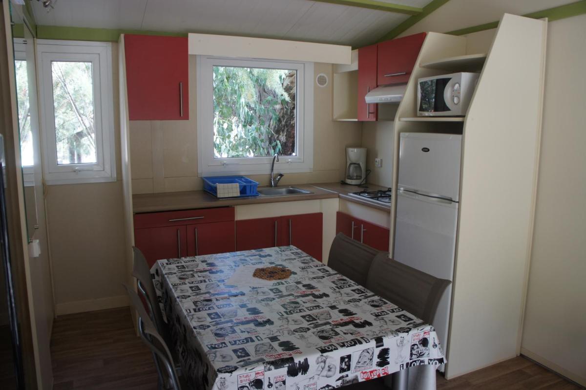 Cuisine ou kitchenette dans l'établissement Camping La Pinède