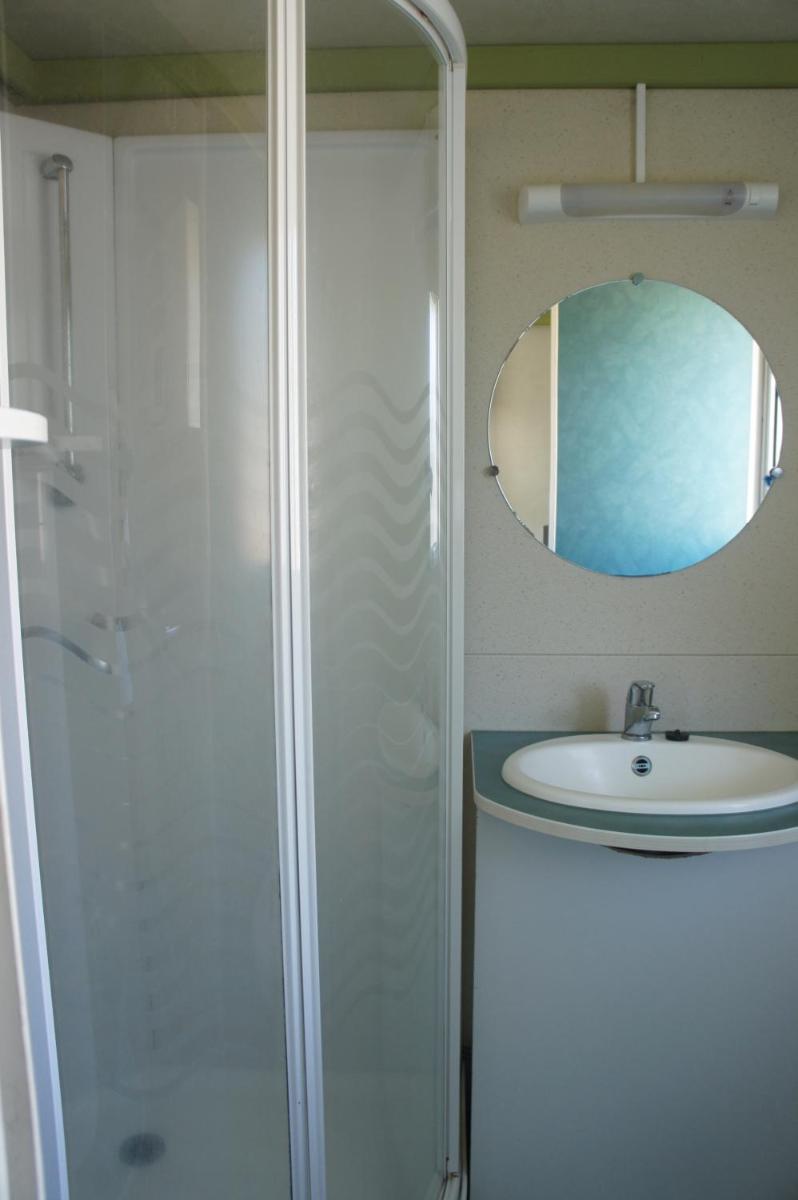 Salle de bains dans l'établissement Camping La Pinède