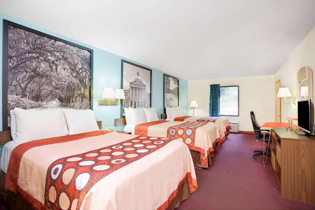 Super 8 by Wyndham Forest Park - Housity