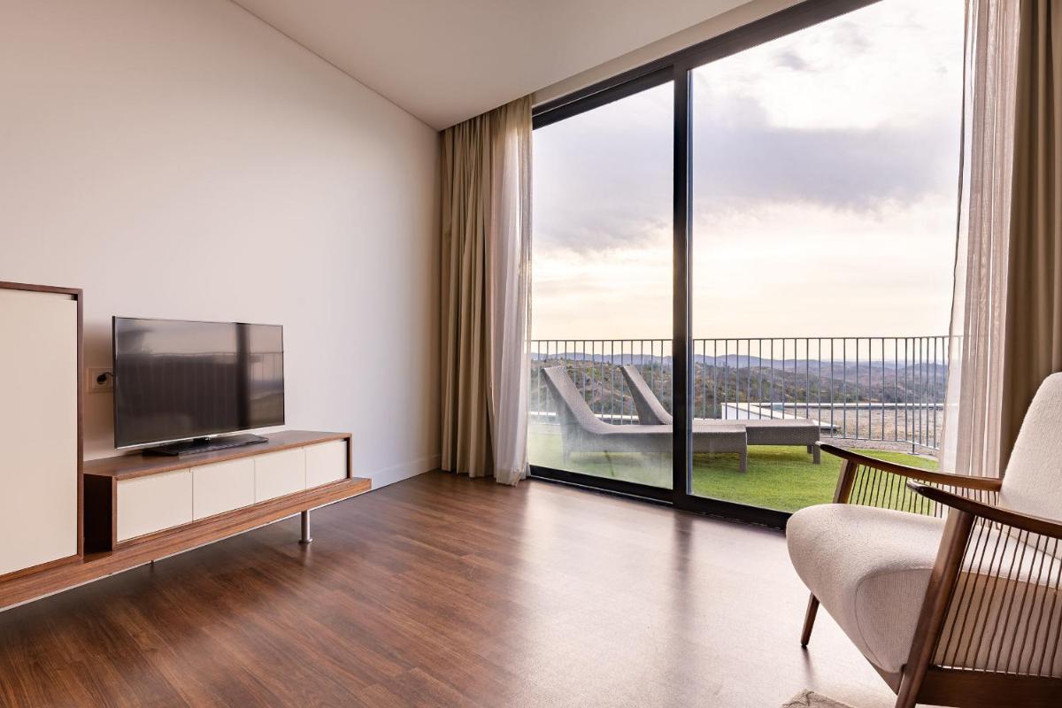 Uma televisão e/ou sistema de entretenimento em Monchique Resort & Spa