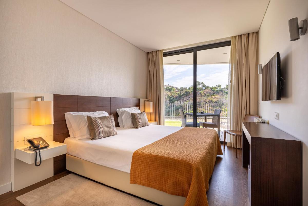 Uma cama ou camas num quarto em Monchique Resort & Spa