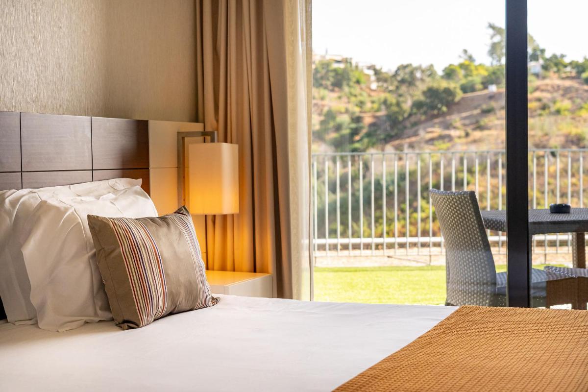 Uma cama ou camas num quarto em Monchique Resort & Spa