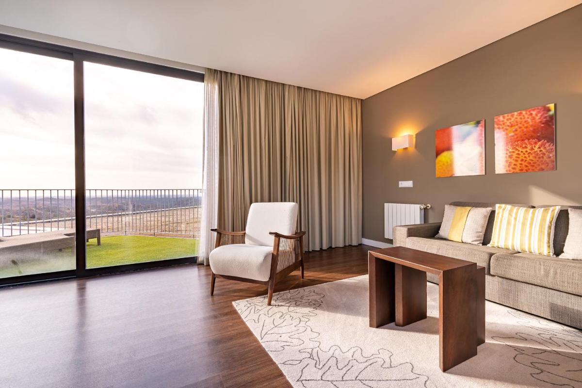Uma área de estar em Monchique Resort & Spa