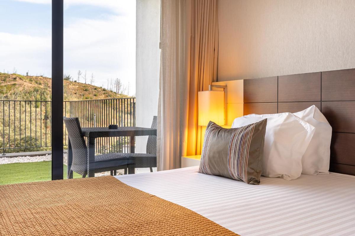Uma cama ou camas num quarto em Monchique Resort & Spa