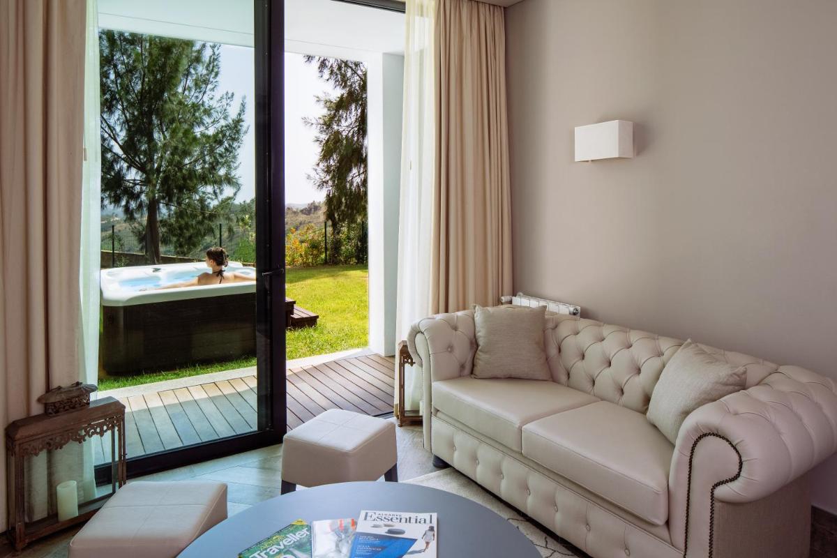 Uma área de estar em Monchique Resort & Spa