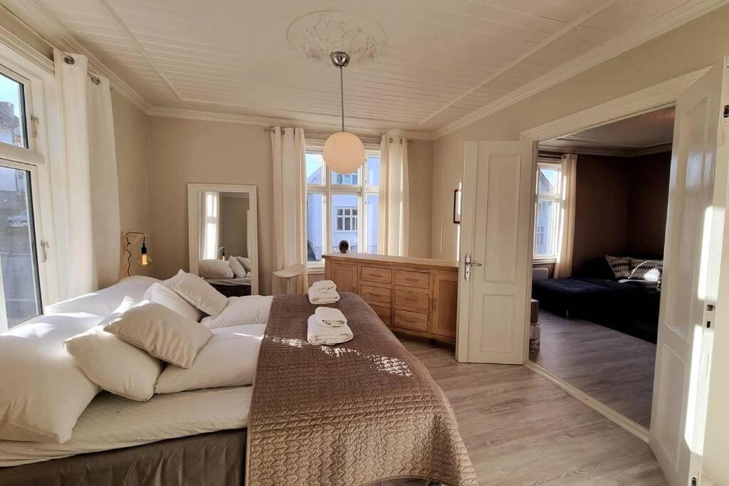 Modern and Central 2 BR w/King Beds + Free Parking - Hizvo