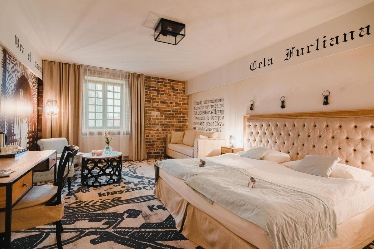 Hotel Podklasztorze - Housity