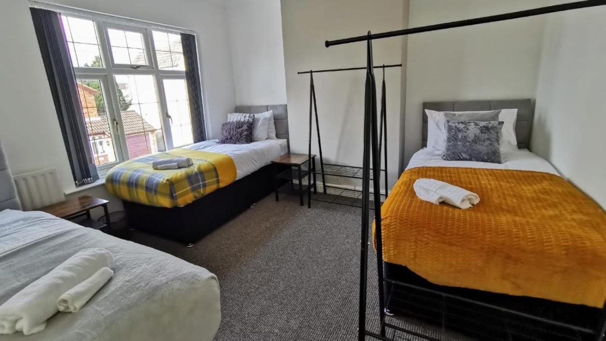 C Amazing 5 Beds Sleeps 7 For Worker or Families by Your Night Inn Group - Housity