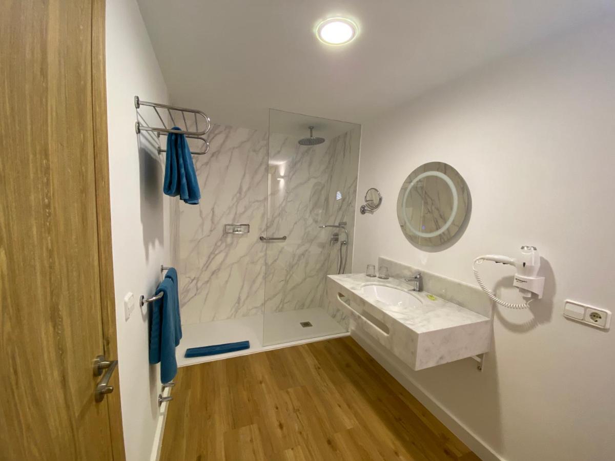 Un baño de Hotel Esmeralda Maris by LIVVO