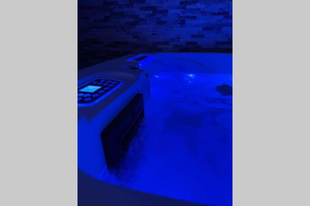 Joli T2, jacuzzi, lit rond, jardin, parking privé, métro - Housity