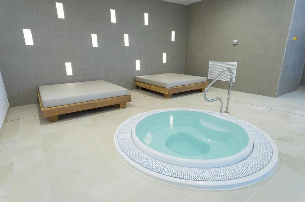 Cama o camas de una habitación en Parque Nereida Suites Hotel