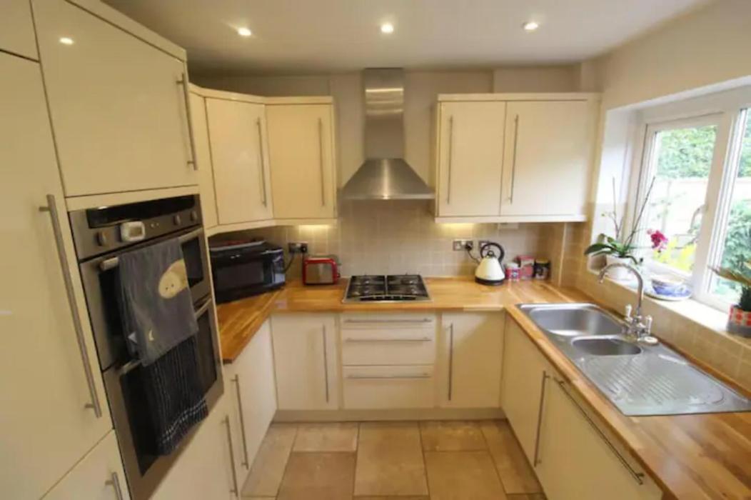 3 Bedroom house-close to Manchester airport-Free parking-private garden - Housity