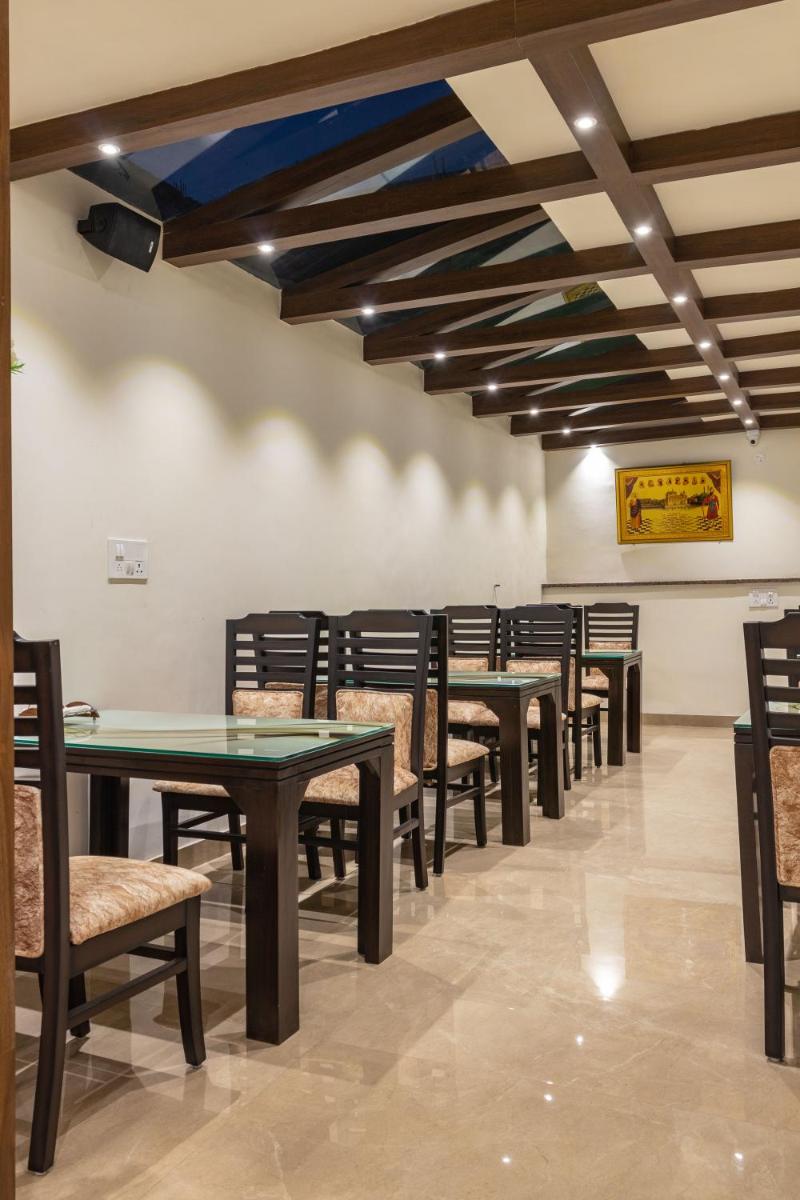 De Manora Homes - Unpretentious hotel with a garden , posh area Ranjit Avenue - Housity