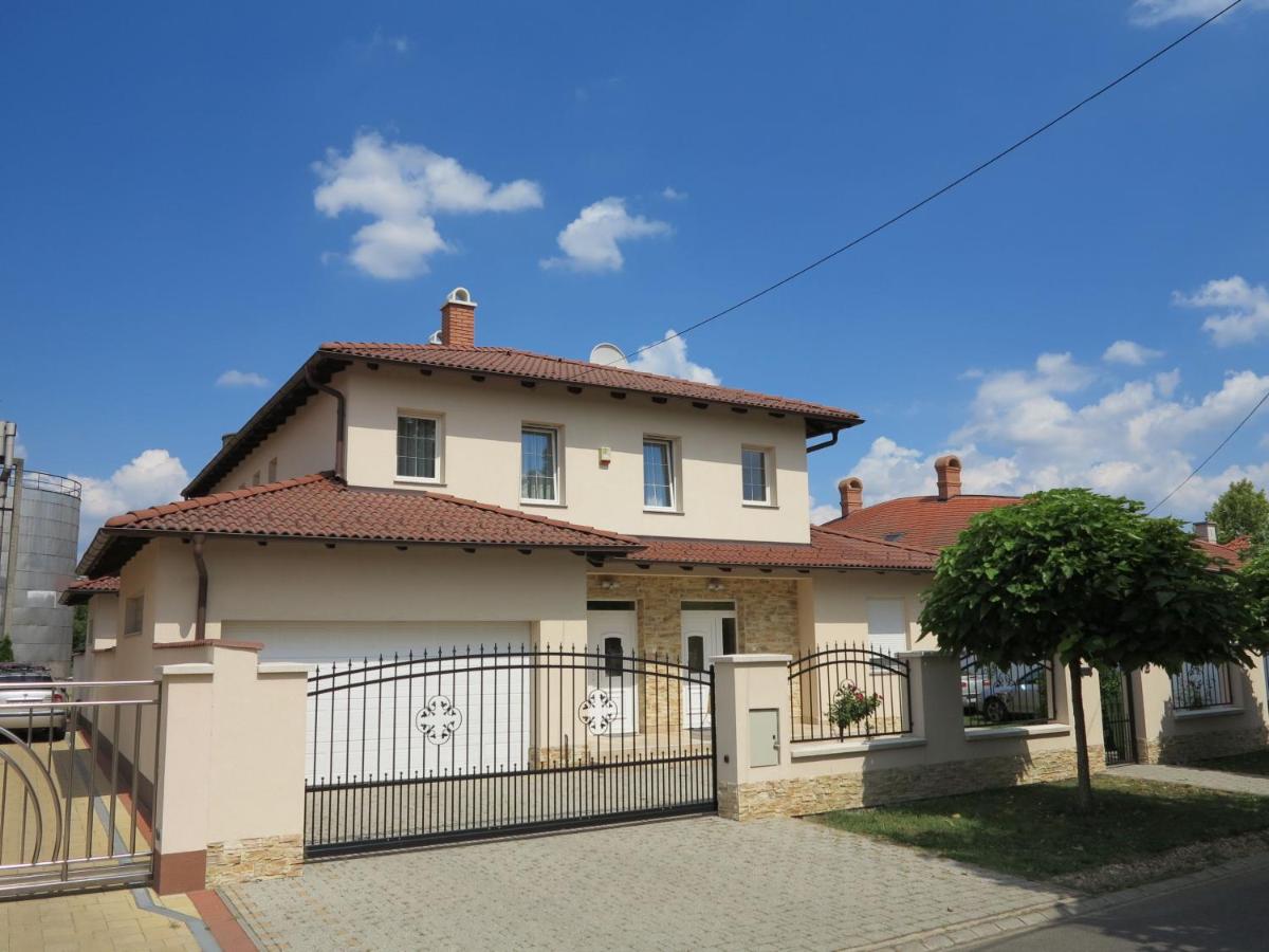 Aura Apartman - Housity