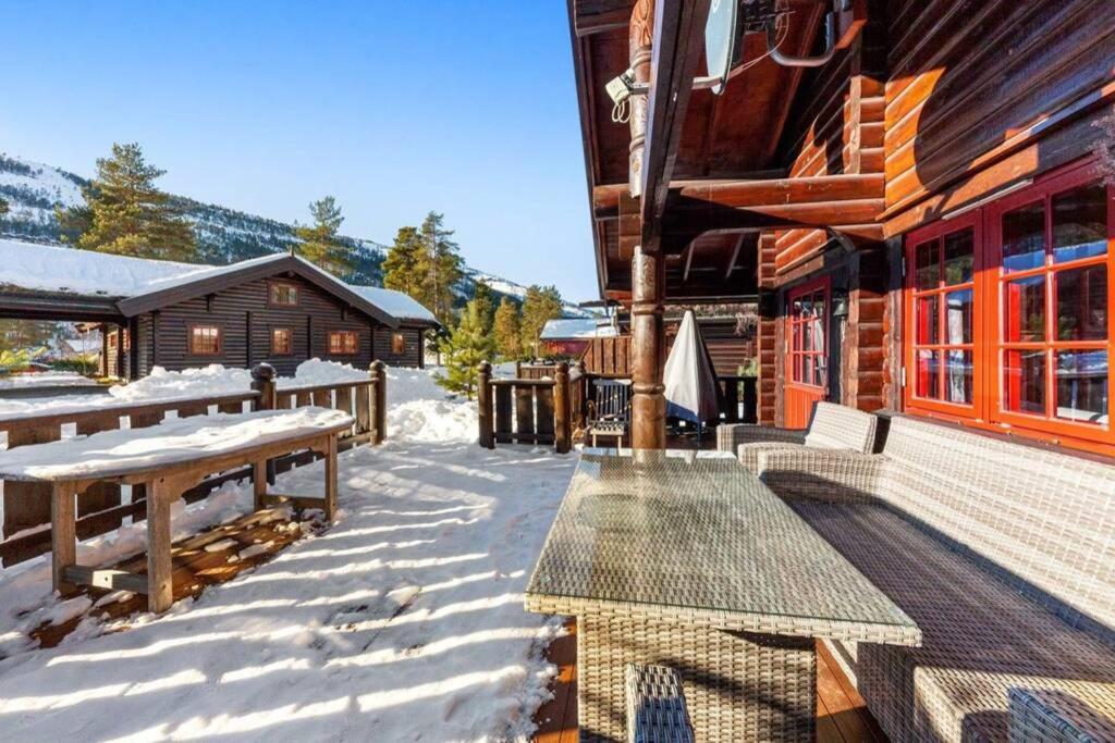100m lift, 2 min swim - Large family cabin - Housity