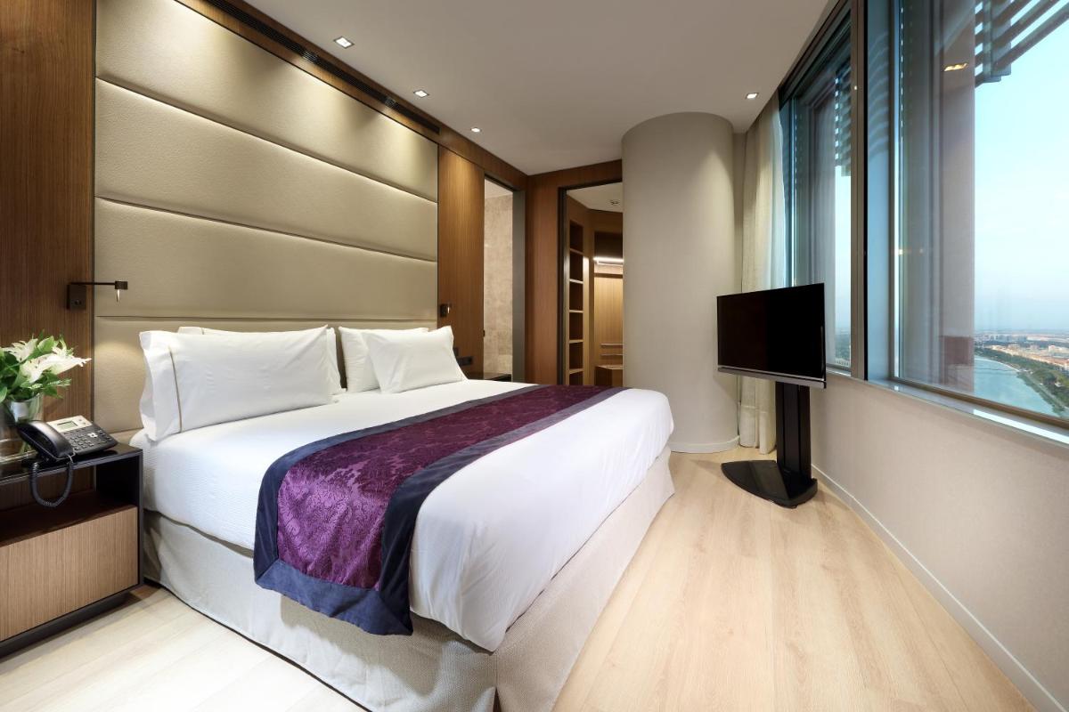 Cama o camas de una habitación en Eurostars Torre Sevilla