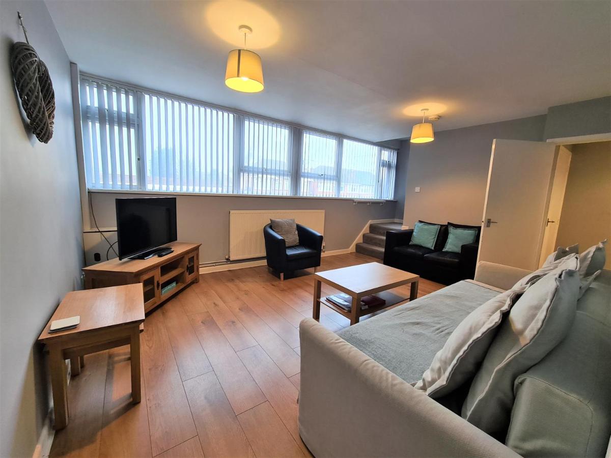 3 Bedroom Apartment Coventry - Hosted by Coventry Accommodation - Housity