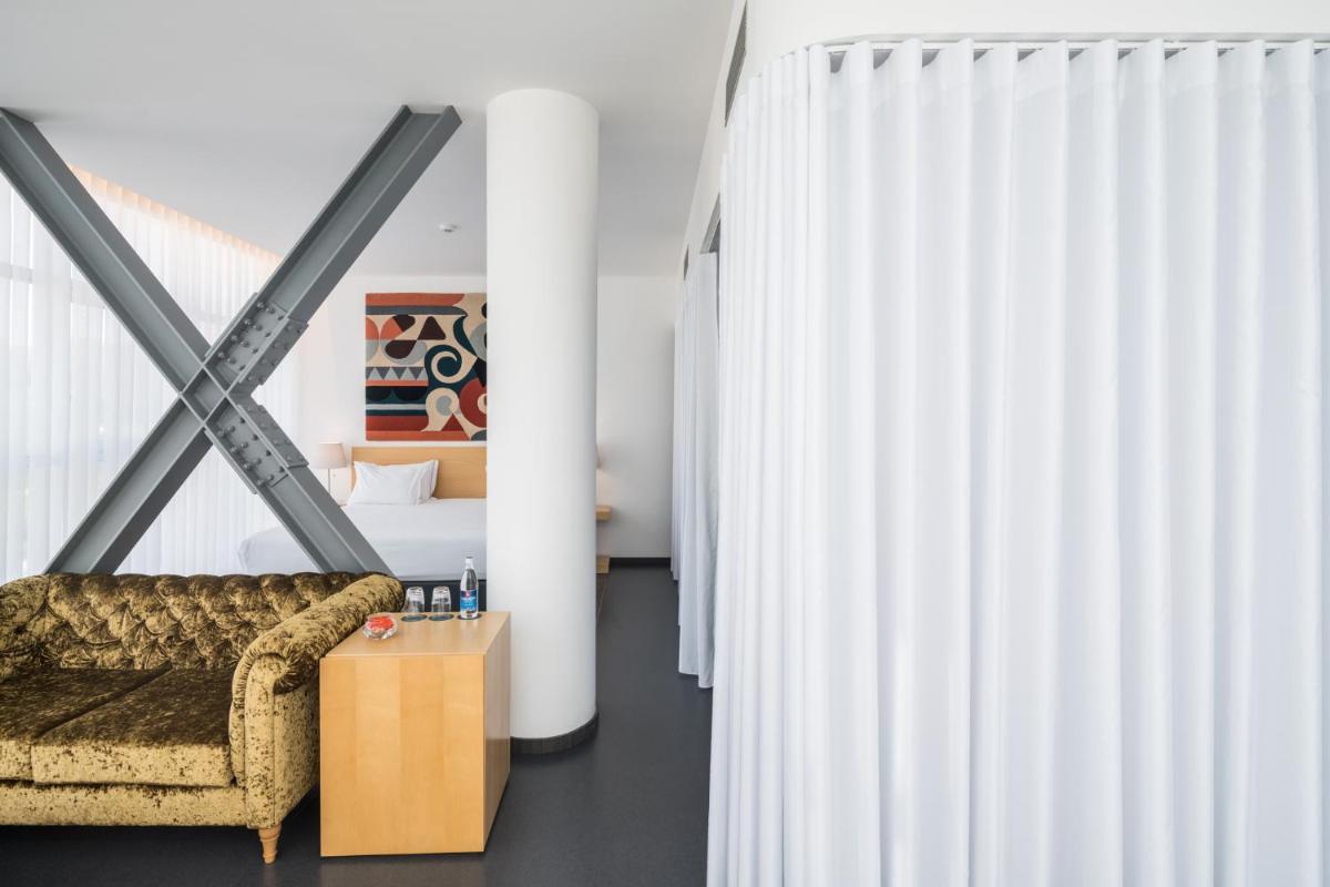 Uma área de estar em Boticas Hotel Art & SPA