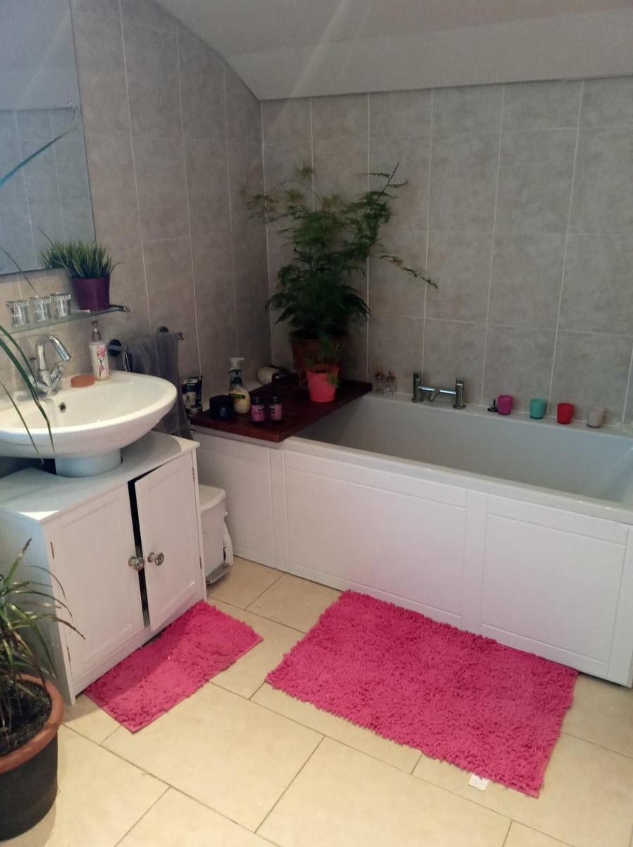 Sunny double room close to city centre - Housity