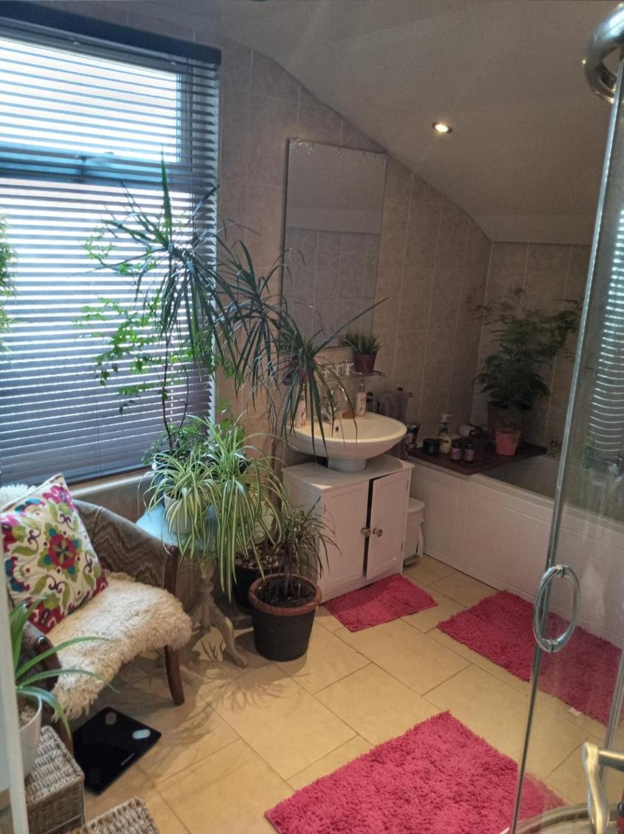 Sunny double room close to city centre - Housity