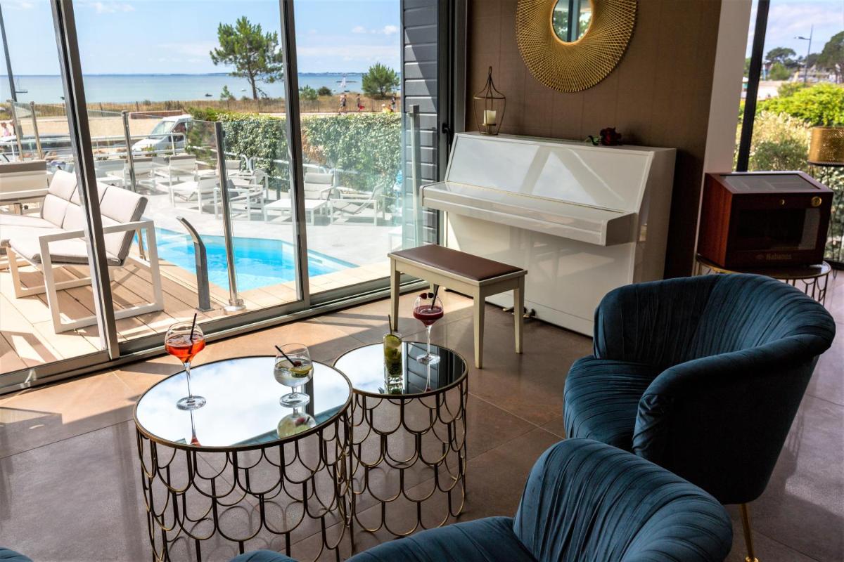 Piscine de l'établissement Le Diana Hôtel & Spa ou située à proximité