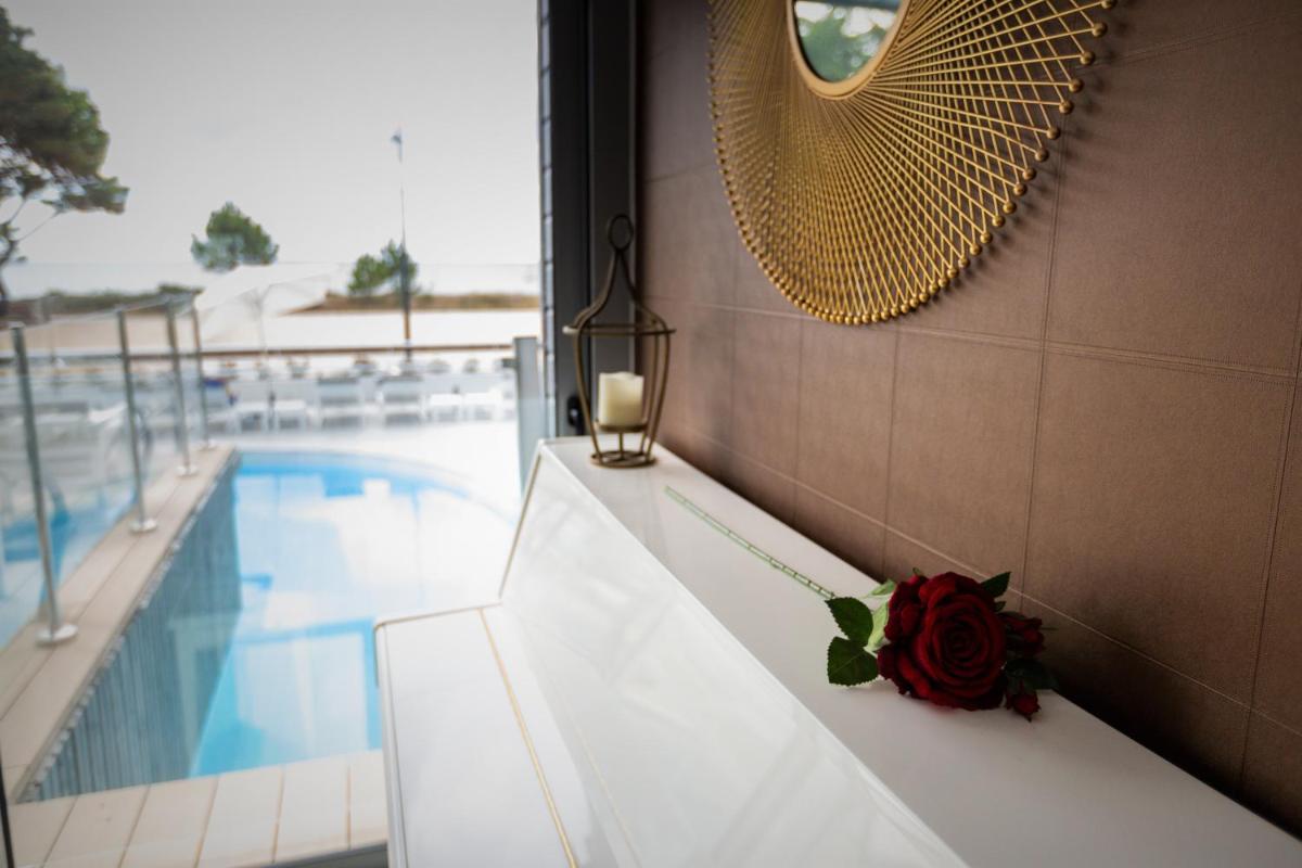 Piscine de l'établissement Le Diana Hôtel & Spa ou située à proximité