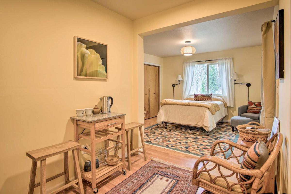 Hillside Abode Couples Escape 2 Miles to Coast! - Housity