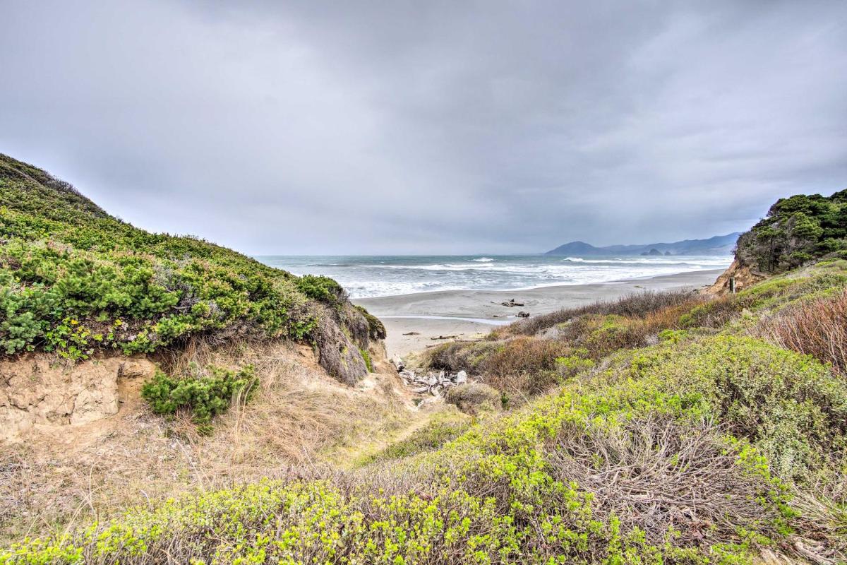 Hillside Abode Couples Escape 2 Miles to Coast! - Housity
