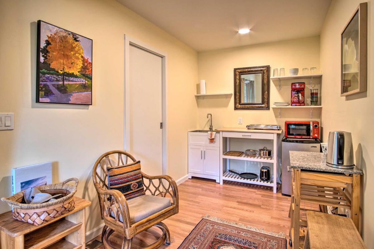 Hillside Abode Couples Escape 2 Miles to Coast! - Housity