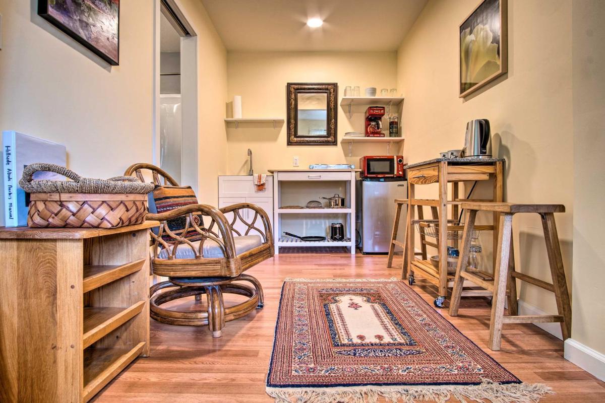 Hillside Abode Couples Escape 2 Miles to Coast! - Housity