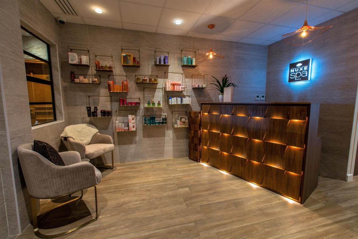 Coin salon dans l'établissement Le Diana Hôtel & Spa