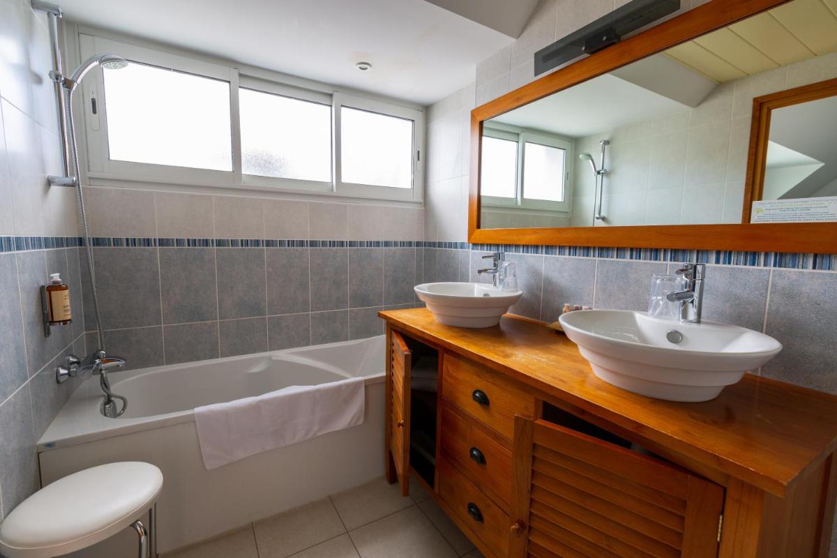 Salle de bains dans l'établissement Le Diana Hôtel & Spa