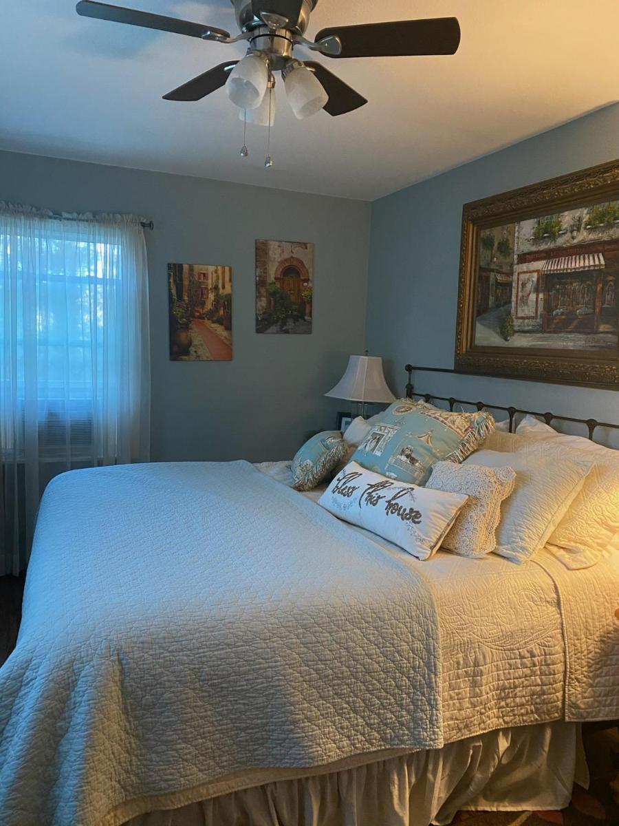 Chic Cottage 1.7 miles to Downtown Highlands - Housity