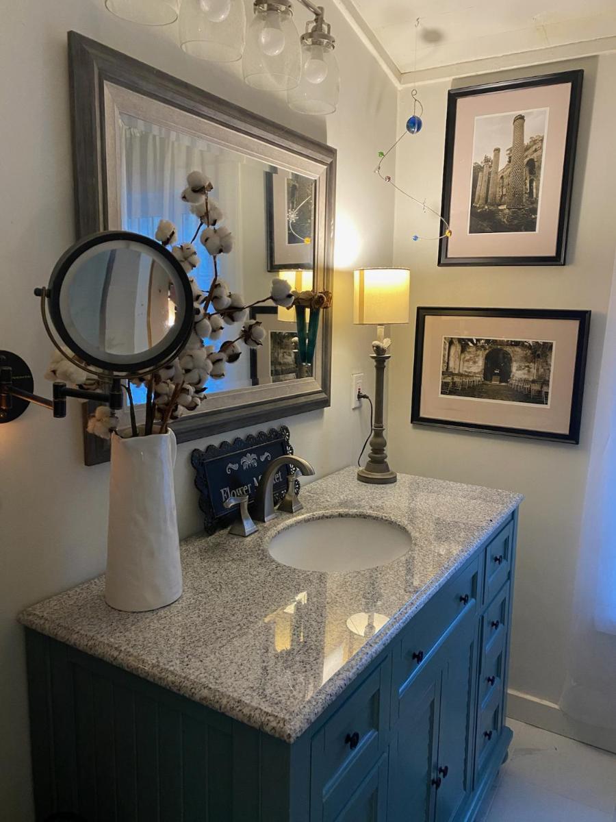Chic Cottage 1.7 miles to Downtown Highlands - Housity