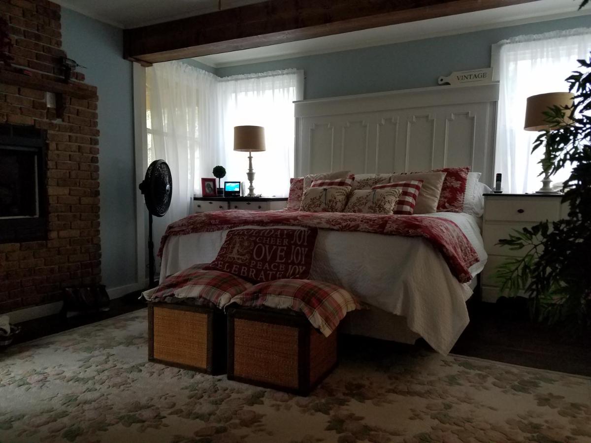 Chic Cottage 1.7 miles to Downtown Highlands - Housity