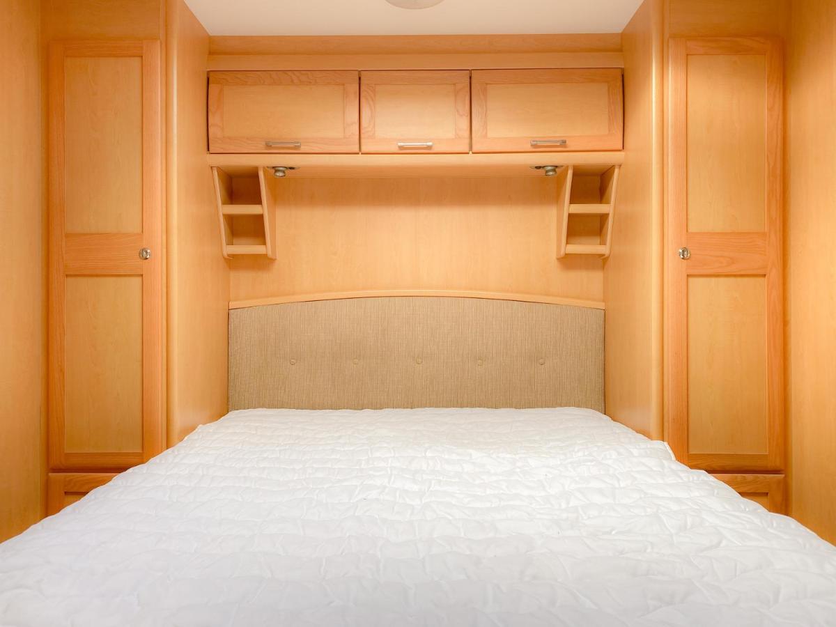 StayZo Cosy Touring Caravan With fixed Double Bed and Free Wi-Fi located in the Chiltern Hills - Housity