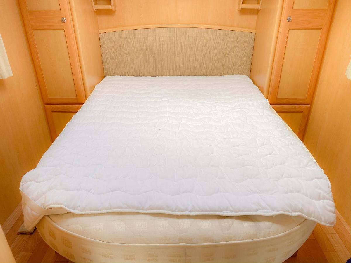 StayZo Cosy Touring Caravan With fixed Double Bed and Free Wi-Fi located in the Chiltern Hills - Housity