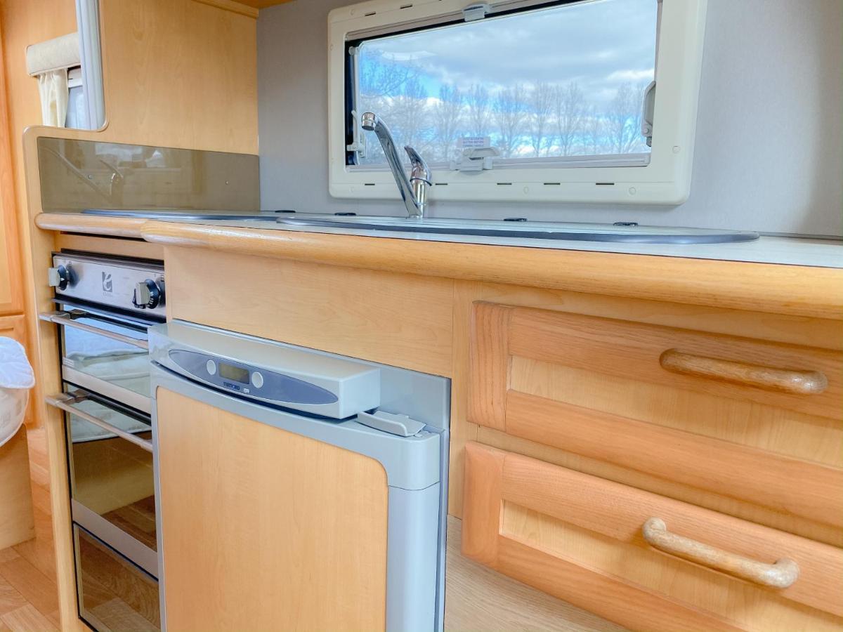StayZo Cosy Touring Caravan With fixed Double Bed and Free Wi-Fi located in the Chiltern Hills - Housity