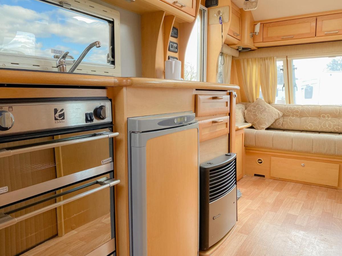 StayZo Cosy Touring Caravan With fixed Double Bed and Free Wi-Fi located in the Chiltern Hills - Housity