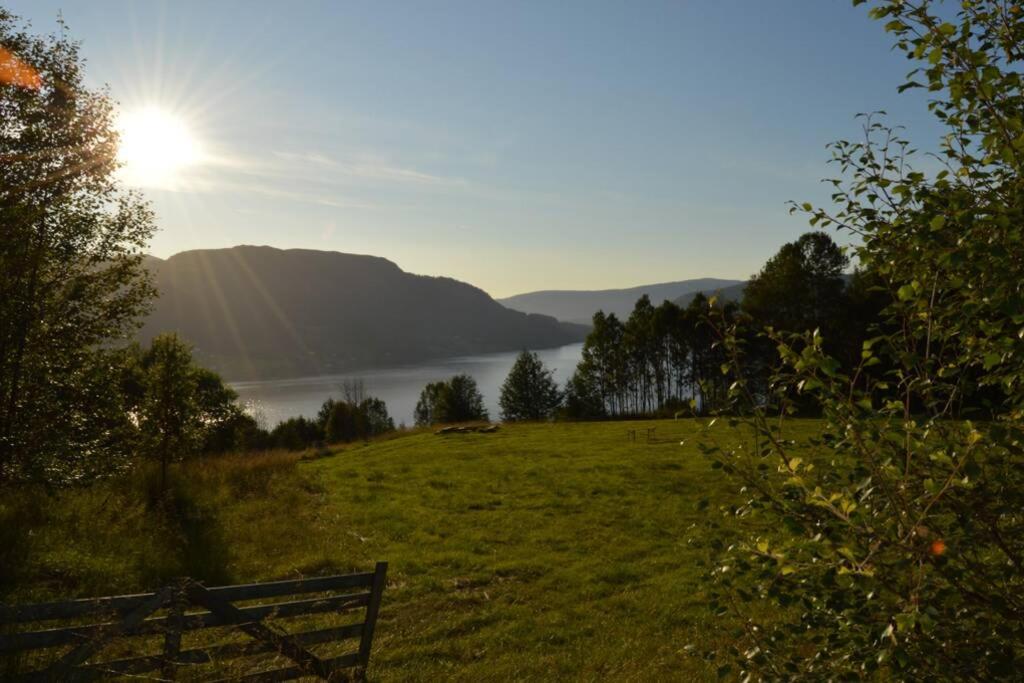 Stille og fredelig ved fjord og fjell - Housity
