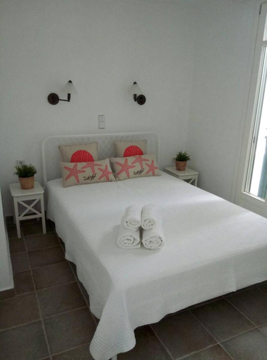 Chez Semiramis Sunrise Serifos 11 persons - Housity