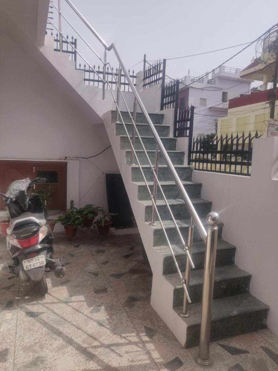 1st Floor, House No C156, Sector E Aliganj, - Housity