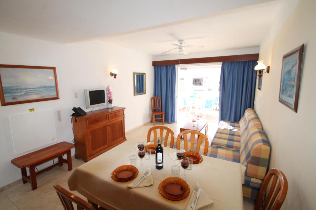 Una televisión o centro de entretenimiento en Apartaments Talayot