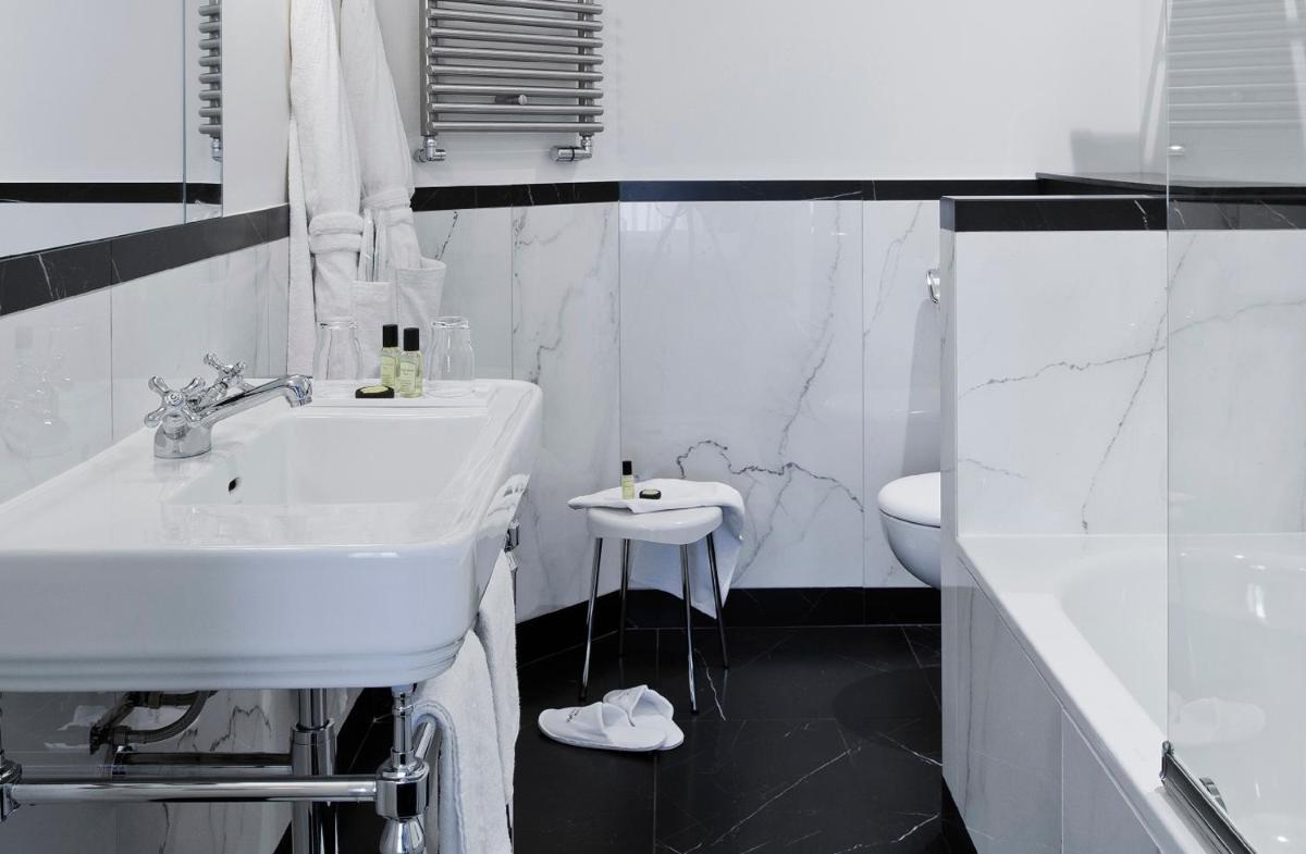 Salle de bains dans l'établissement Hôtel Saint-Pétersbourg Opéra & Spa
