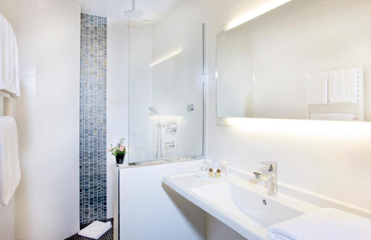 Salle de bains dans l'établissement Hôtel Saint-Pétersbourg Opéra & Spa