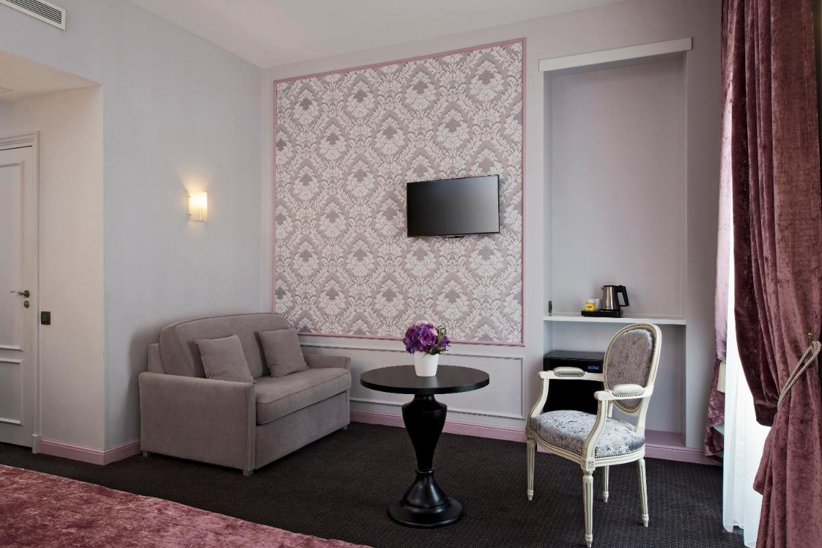 Coin salon dans l'établissement Hôtel Saint-Pétersbourg Opéra & Spa