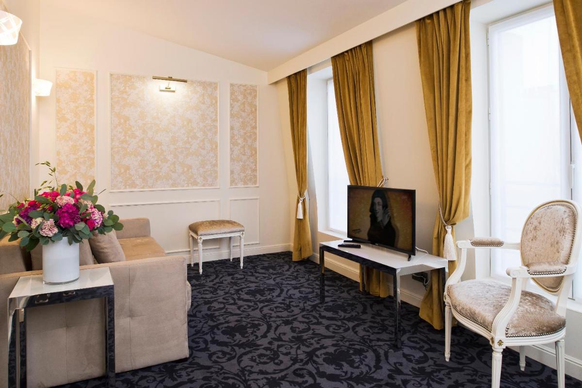 Télévision ou salle de divertissement dans l'établissement Hôtel Saint-Pétersbourg Opéra & Spa