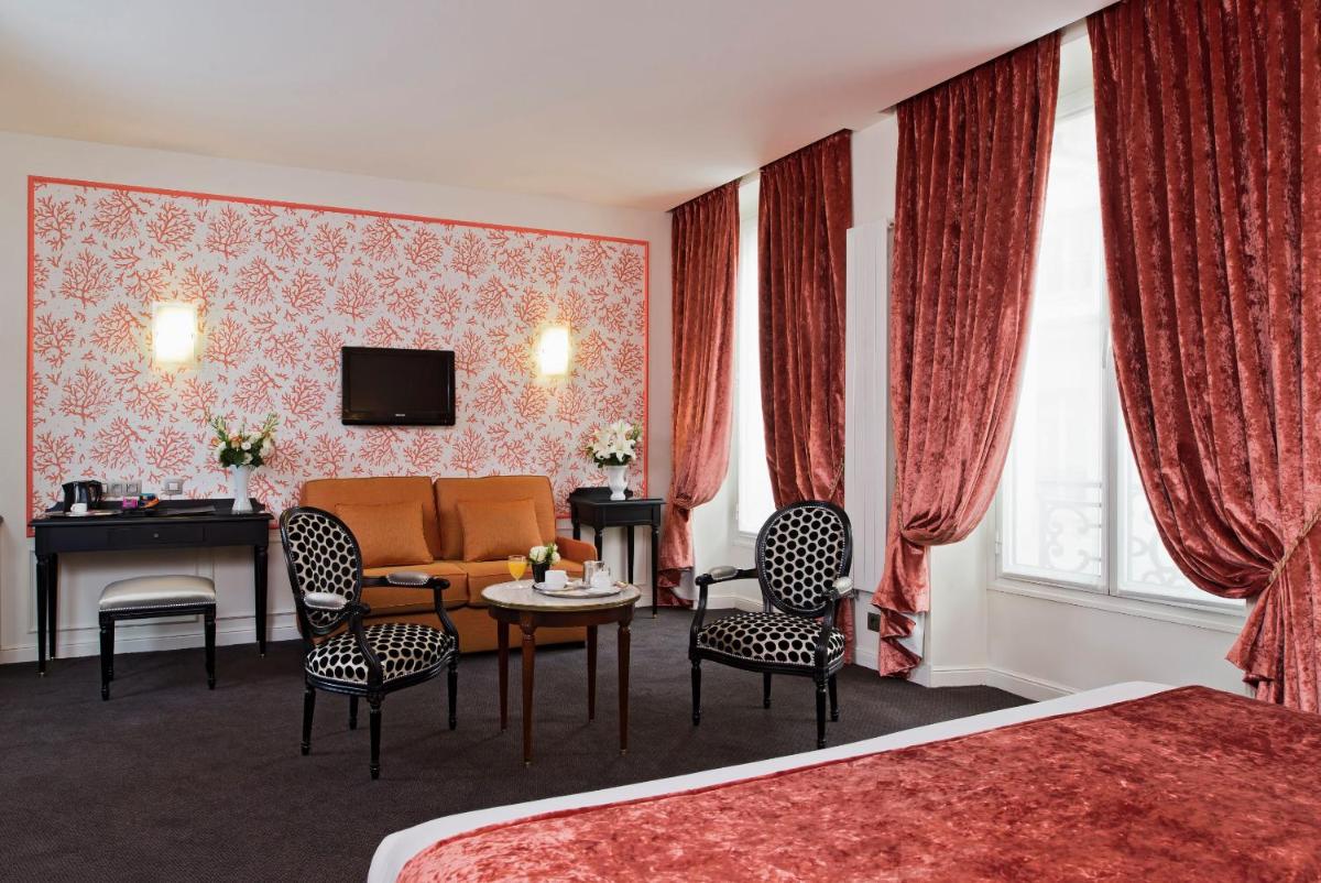 Télévision ou salle de divertissement dans l'établissement Hôtel Saint-Pétersbourg Opéra & Spa
